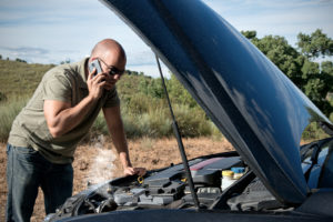 あなたの車のエンジンが過熱したときに何をすべきか